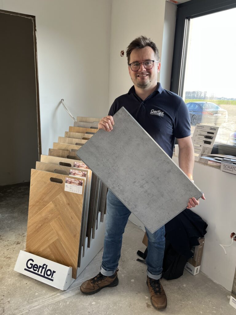 Jakub Nowaczyk prezentacja oferty marki Gerflor w domach szkieletowych.
